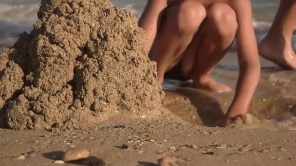Gyerek tengerparton, lassú mozgás. — Stock videók