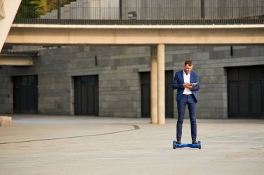 İşadamı gyroboard üzerinde.