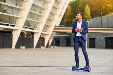 Genç işadamı binme hoverboard.