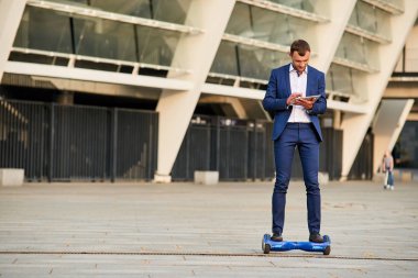 İşadamı hoverboard üzerinde.