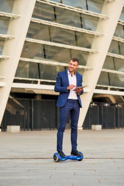 Hoverboard gülümseyen üzerinde işadamı.