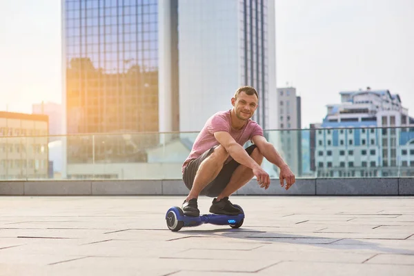 Ember lovaglás ki hoverboard, városi háttér. — Stock Fotó