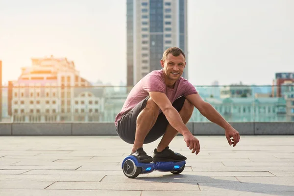 Uomo sorridente su hoverboard . — Foto Stock