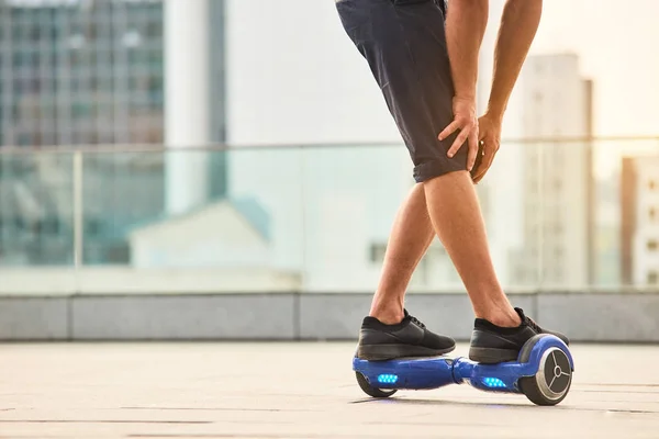 Las piernas del hombre a caballo hoverboard . — Foto de Stock