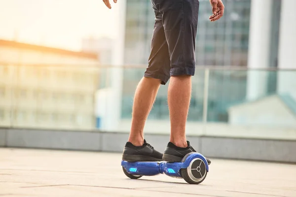 Gambe di ragazzo che cavalca hoverboard . — Foto Stock