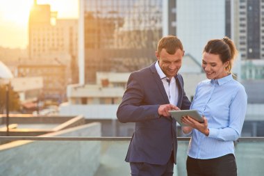 Tabletle gülümseyen iş adamları.