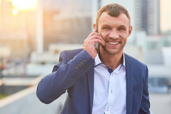 Gelukkige zakenman aan de telefoon. — Stockfoto