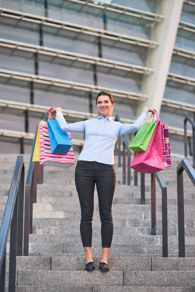 Mujer alegre con bolsas de colores . —  Fotos de Stock
