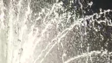 Uyuşuk suda Streams.