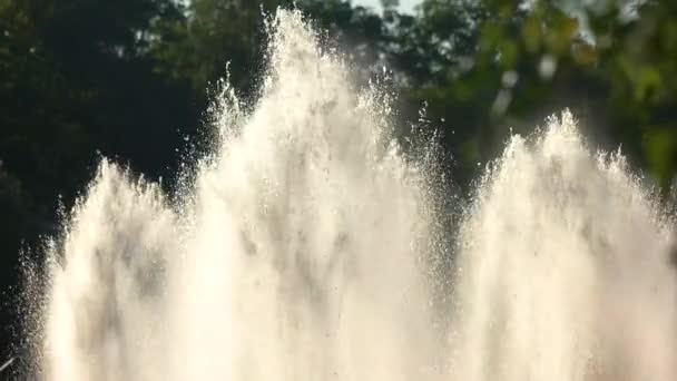 Fontänen im Freien, Zeitlupe. — Stockvideo