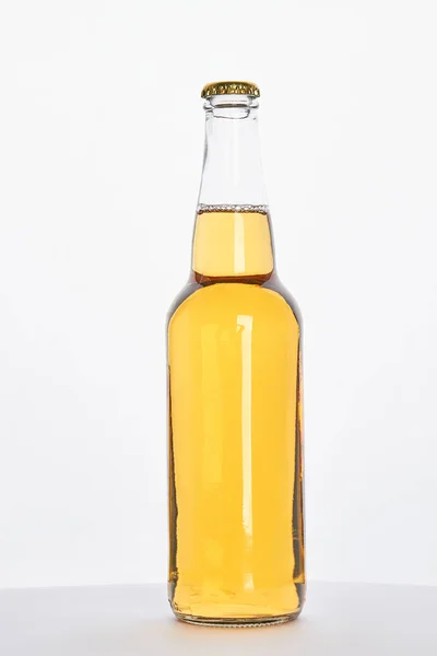 Beyaz arka plan üzerinde izole bira şişe. — Stok fotoğraf