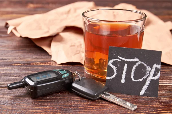 Italok alkohol, autós kulcsok, Megjegyzés:. — Stock Fotó