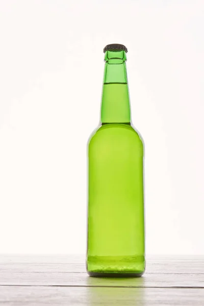 Botella individual de cerveza aislada . — Foto de Stock