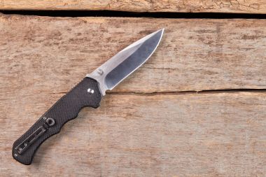 Keskin bıçak üzerinde ahşap arka plan izole.