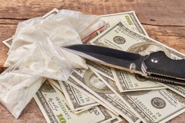 Uyuşturucu, para, bıçak olan paketleri.