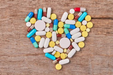 Kalp renkli tıp hapları.