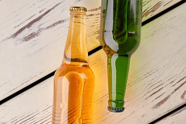 Dos botellas de cerveza, tablas viejas . — Foto de Stock
