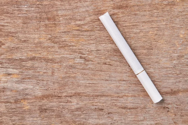 Cigarro de tabaco branco sobre fundo de madeira. — Fotografia de Stock