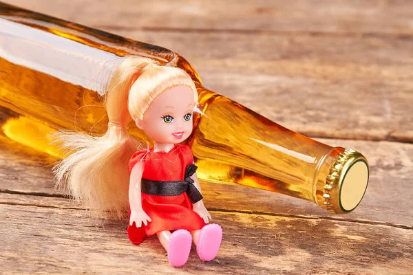Speelgoed pop zit met alcohol. — Stockfoto