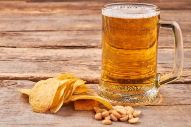 Patates cipsi, fıstık, bardak bira.