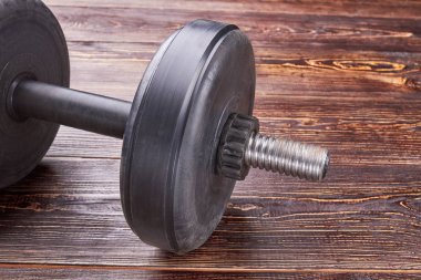 Siyah dumbbell yakın çekim.