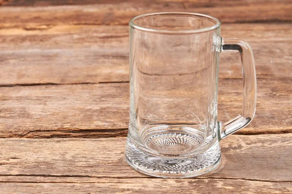 Leerer Glasbecher, Holztisch. — Stockfoto