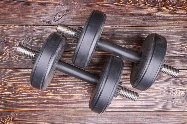 İki çelik dambıl, üstten görünüm.