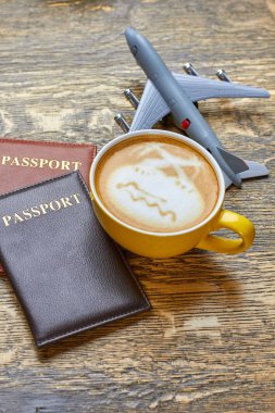 Kahve, Pasaportlar ve oyuncak uçak.