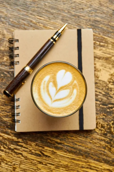Καφέ, σημειωματάριο και στυλό. — Φωτογραφία Αρχείου