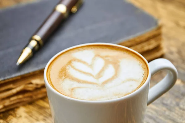Kubek latte makro. — Zdjęcie stockowe