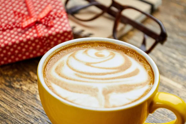 Kubek latte z sztuki, makro. — Zdjęcie stockowe
