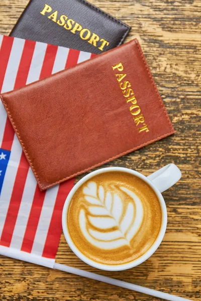 Káva, pasy a Usa vlajka. — Stock fotografie