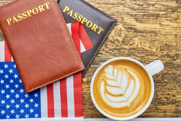 Café, passaportes e bandeira dos EUA . — Fotografia de Stock