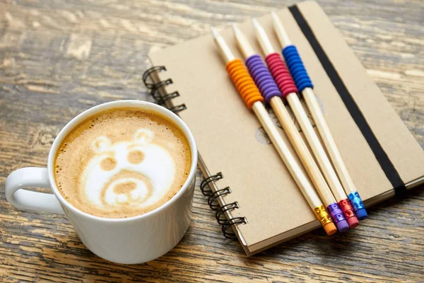 Καφέ, μολύβια και σημειωματάριο. — Φωτογραφία Αρχείου
