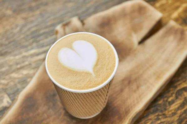 Serce latte art, papierowy kubek. — Zdjęcie stockowe