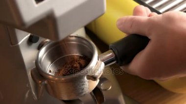 Erkek el ve kahve öğütücü.