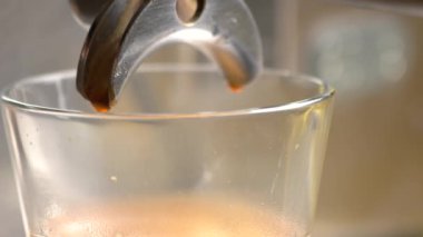 Kahve damla düşen yakın çekim.