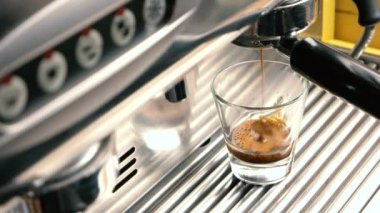 Espresso makinesi ve içki kadehi.