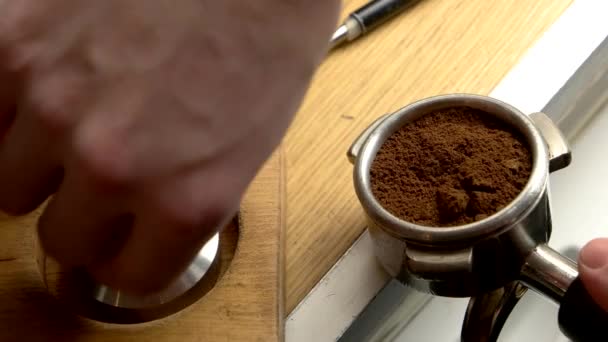 Mannenhand aanstampen van koffie. — Stockvideo