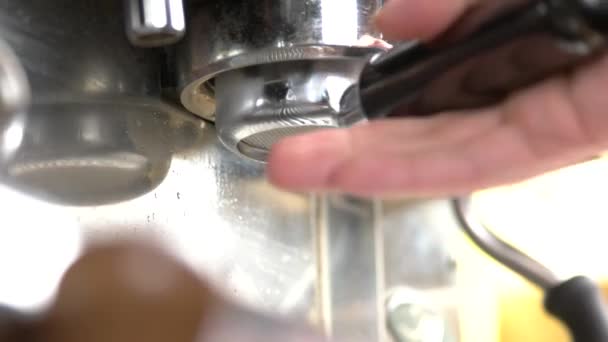 Машина для приготовления кофе и рук . — стоковое видео
