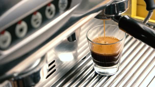 Espresso machine filling a glass. — Stock Video