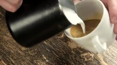 Latte sanat yapmak eller.