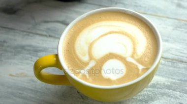 El yapımı latte sanat kardan adam.