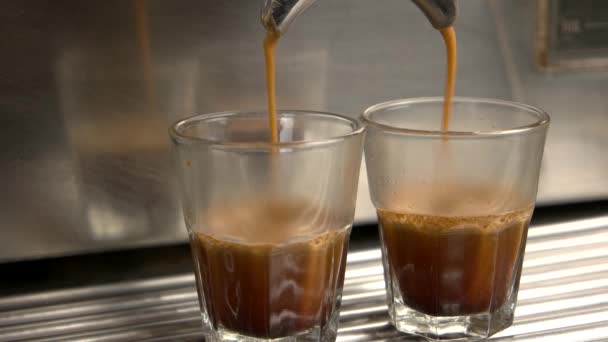 Café vertiendo en vasos . — Vídeo de stock