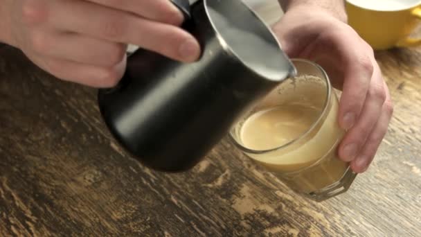 Manos de barista haciendo café con leche . — Vídeos de Stock
