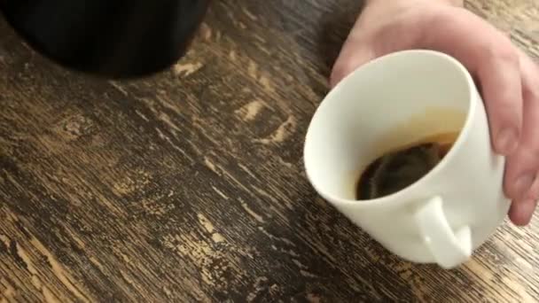 Handen melk toe te voegen aan koffie. — Stockvideo