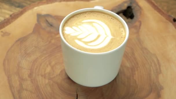 Primer plano de la taza de café con leche . — Vídeos de Stock