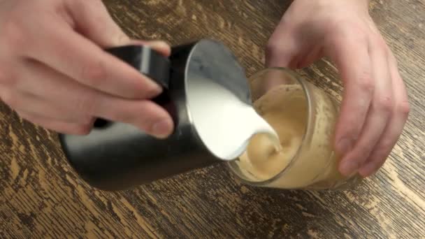 Безкоштовний налив латте мистецтво . — стокове відео
