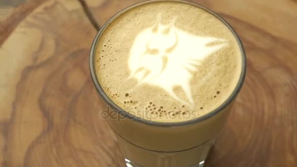 Latte glas med katt konst. — Stockvideo