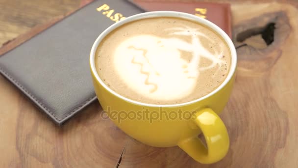 Reisepässe und Kaffeetasse. — Stockvideo